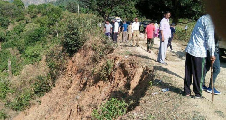 नूरपुर: किनारे से टूटी हुई है सड़क, 6 माह पहले गिरा था ट्रक