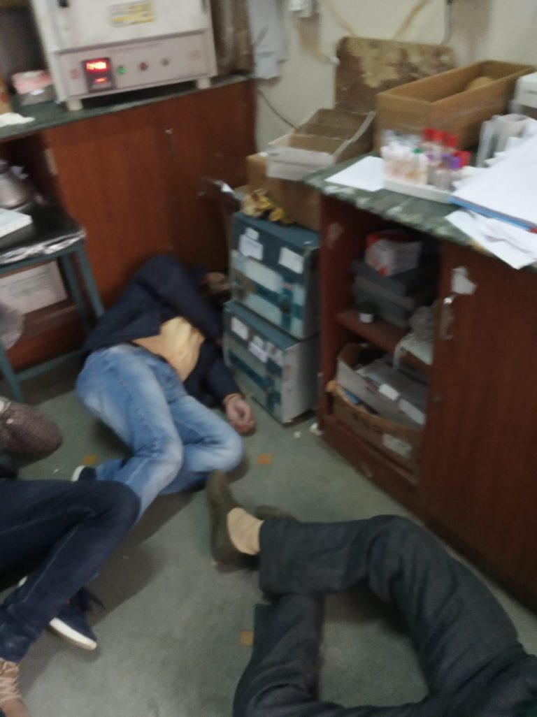 टांडा अस्पताल में भांग के पकौड़े खाकर बेसुध पड़े रहे कर्मचारी