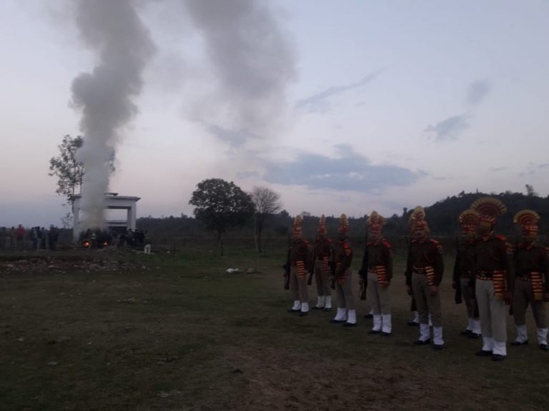 बिना फायर सलामी, गोलियों के बिना ही अंतिम विदाई देने पहुंची टुकड़ी