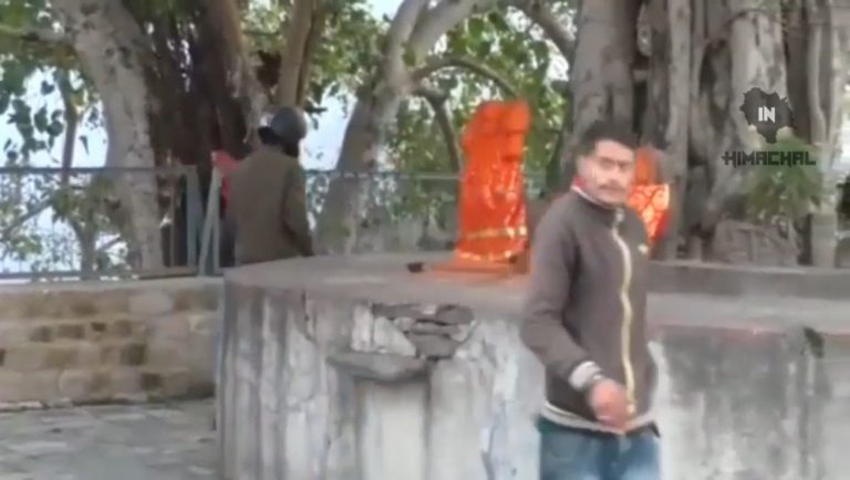 प्रसिद्ध मंदिर के पास शौचालय नहीं, खुले में हल्के हो रहे लोग