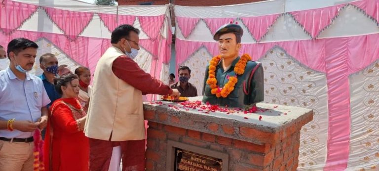 विधायक ने शहीद के परिवार के बिना ही कर दिया प्रतिमा का अनावरण