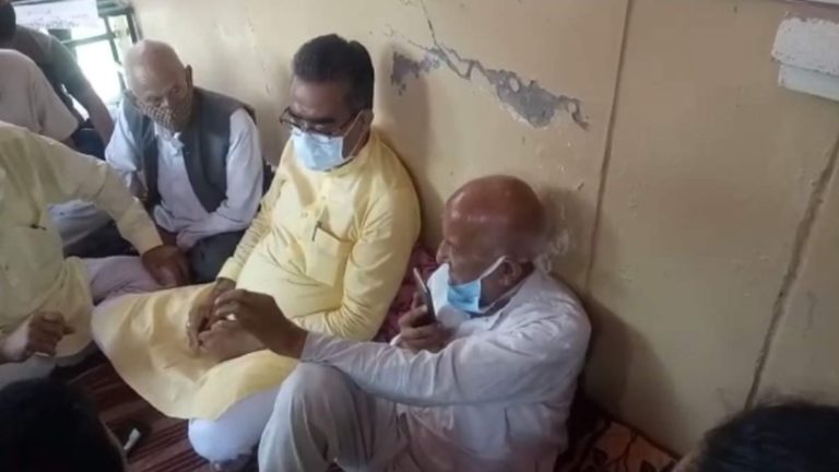 कौन हैं देशबंधु शर्मा, जिन्हें वर्तमान व दो पूर्व मुख्यमंत्री भी नहीं मना पाए