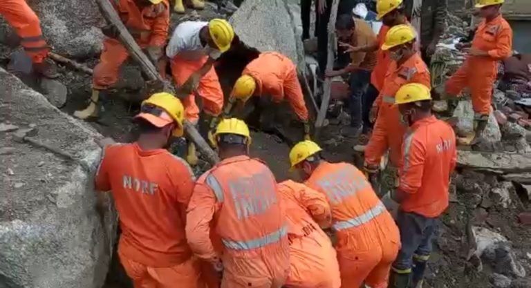 शाहपुर के बोह में बारिश के चलते थमा रेस्क्यू ऑपरेशन