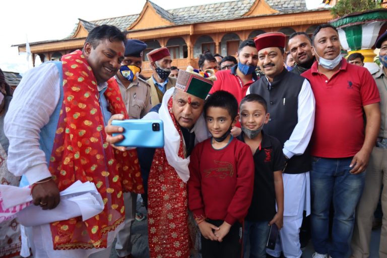 जब भीमाकाली मंदिर पहुंचे मुख्यमंत्री, बच्चों के साथ ली सेल्फ़ी