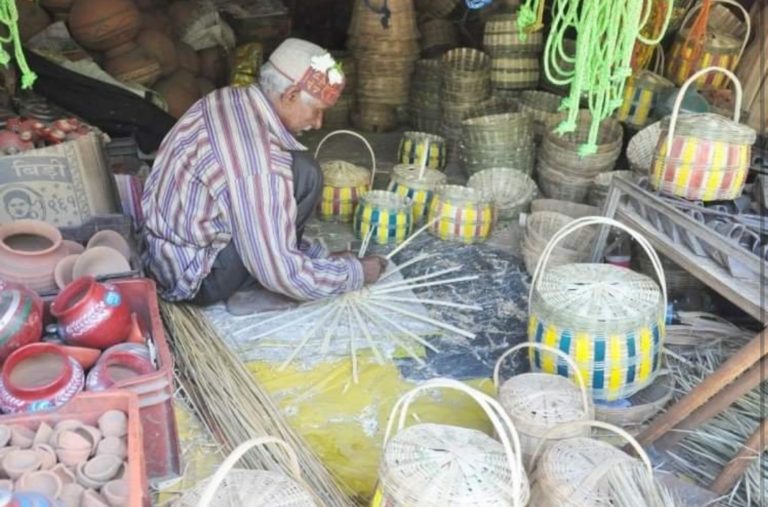 शिल्पकारों की दुकानें बंद, कारीगर दिहाड़ी लगाने को मजबूर