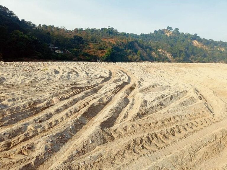 कांगड़ा में जलधाराओं तक सड़कें बनाकर रेत-बजरी निकाल रहा माफिया